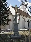 kříž u kostela