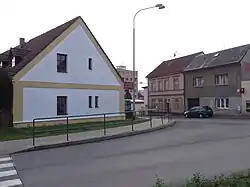 Pokratice (Litoměřice) - bývalý hostinec čp. 77 na rohu ulic Pokratické a na Mostku (3).jpg