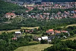 Celkový pohled z Úhoště (v pozadí je Kadaň s františkánským klášterem