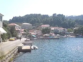 Silnice D120 ve vesnici Polače