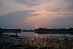 západ slunce na jezerem