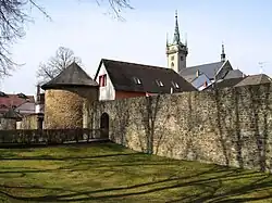 Hradby pohledem od jihu z městského parku s věží kostela sv. Jakuba