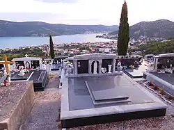 Hřbitov na vrchu Gorač + celkový pohled na Poljici v pozadí