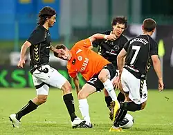 Amer Osmanagić (v oranžovém dresu č. 22)