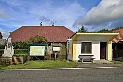 Autobusová zastávka a informační tabule