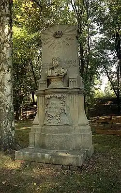 Stélový secesní pomník s bustou saského krále Alberta a saskými královskými atributy, Probluz