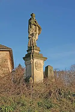 Barokní socha Jana Nepomuckého a památník na bitvu u Hradce Králové