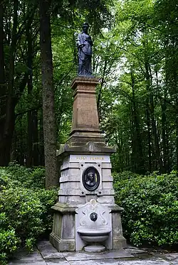 Český pomník v stojící v počátku promenády