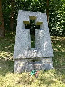 Pomník Karla Kněze v areálu Památníku Ležáky