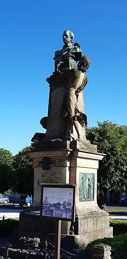 Pomník Karla Jaromíra Erbena na náměstí