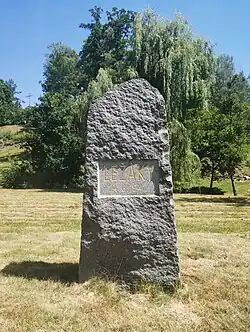 Žulový pomník z roku 1945