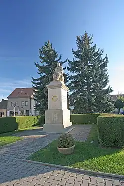 Pomník V. K. Klicpery (Chlumec nad Cidlinou).JPG