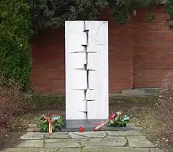 Pomník obětem havárie postavený v areálu podniku MESIT v roce 1991 uvádí jména všech 18 obětí