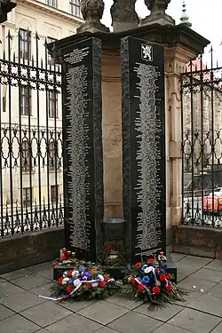 Pomník spolupracovníků parašutistů a jejich rodinných příslušníků na terase kostela sv. Cyrila a Metoděje v Resslově ul. v Praze
