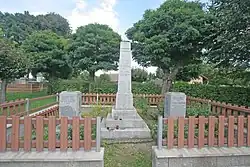 Pomník Josefa Bartoně a jeho ženy Emilie v kompozici pomníku obětem první a druhé světové války ve Stojicích (na snímku vpravo)