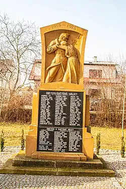 Pomník obětem světových válek se jménem Luďka Matury ve Svítkovském parku