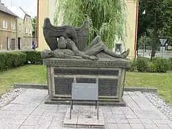 Pomník před kostelem v Lomu 01.jpg