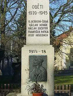 Pomnik obětem první a druhé světové války v Nebuželích se jménem Vlasty Oktábcové