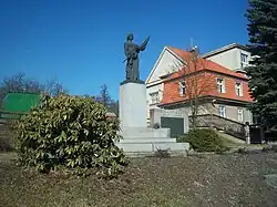 Celkový pohled na památník v Kaznějově[26][27]