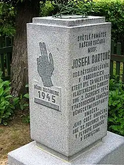 Detail pamětního sloupku v pravé části pomníku obětem první a druhé světové války ve Stojicích