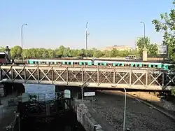 Metromost se soupravou metra