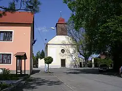 Obecní úřad a kostel sv. Petra a Pavla