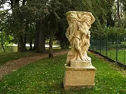 Sousoší atlantů v zámeckém parku