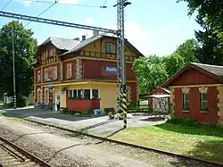 Pohled na stanici z vlaku.