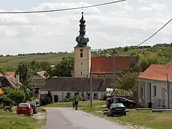 hlavní ulice a kostel sv. Zikmunda