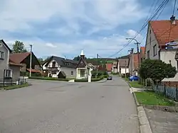 Náves s kaplí svatého Petra a Pavla