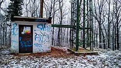 Základna se servisní budovou.