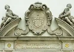 Portál kostela sv. Rocha s nápisem v latině. Rada i obec starého Města pražského. Roku 1680.