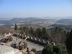 Pohled na přístav a město ze staré japonské pevnosti