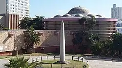 Obelisk před muzeem v Port Elizabeth