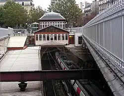 Pohled na nádraží a nástupiště