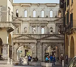 Vnější část brány Porta Borsari