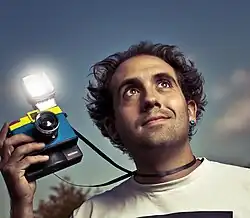 Portrétovanému se v očích odráží tvar deštníku