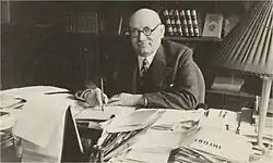 Portrét Ladislava Tvarůžka v pracovně