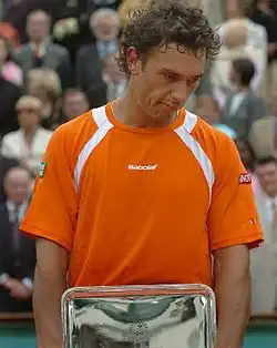 Puerta s trofejí poraženého finalisty na French Open 2005