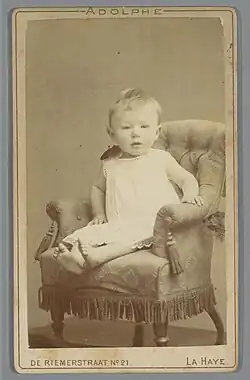 Portrét dítěte na křesle