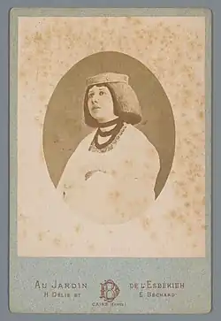 Délié & Béchard, Portrét ženy s parukou a pokrývkou hlavy, carte-de-visite, 1869–1890, sb. Rijksmuseum