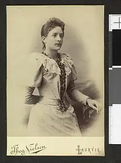 Portrett av uidentifisert, ung kvinne