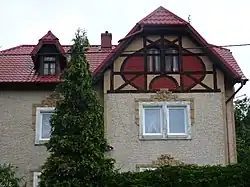 Detail domu se soudobou orientální dekoraci v hrázdění