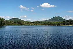 Poselský rybník, vzadu Slatinné vrchy, Malý Bezděz a Bezděz