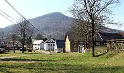 Střed Postřelné a v pozadí hora Tlustec