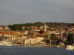 Přístav v Postiře s kostelem na pozadí