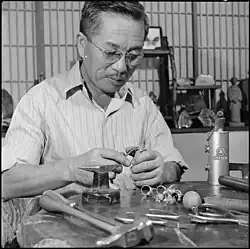 Pan Niseki vyrábí prsteny, Poston, Arizona