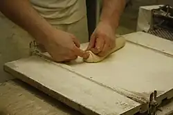 9: Zamáčknutí konce těsta