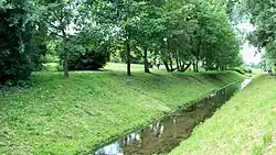 Pšovka protékající Mělníkem, u aut. nádraží.