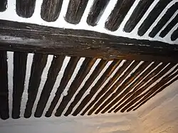 Povalový strop podepřený trámem a těsněný mazaninou